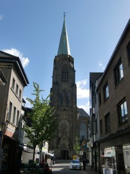 Willich-Anrath : Jakob-Krebs-Straße, Blick auf die Kirche St. Johannes